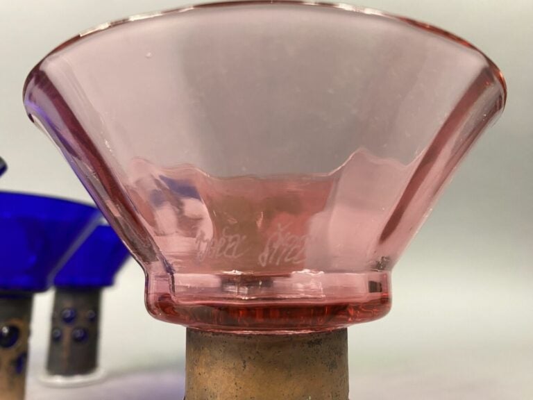 Suite de neuf coupes en verre coloré rose, vert, bleu ou transparent - Le pied…