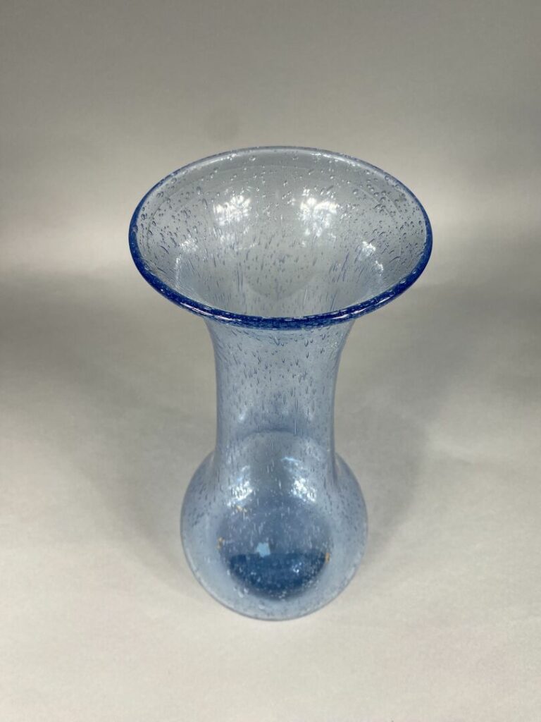 BIOT - Vase à col long et étroit légèrement évasé en verre bullé de couleur ble…