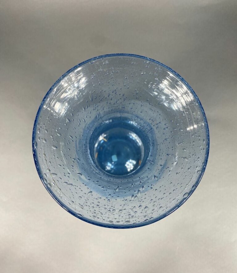BIOT - Vase à col long et étroit légèrement évasé en verre bullé de couleur ble…