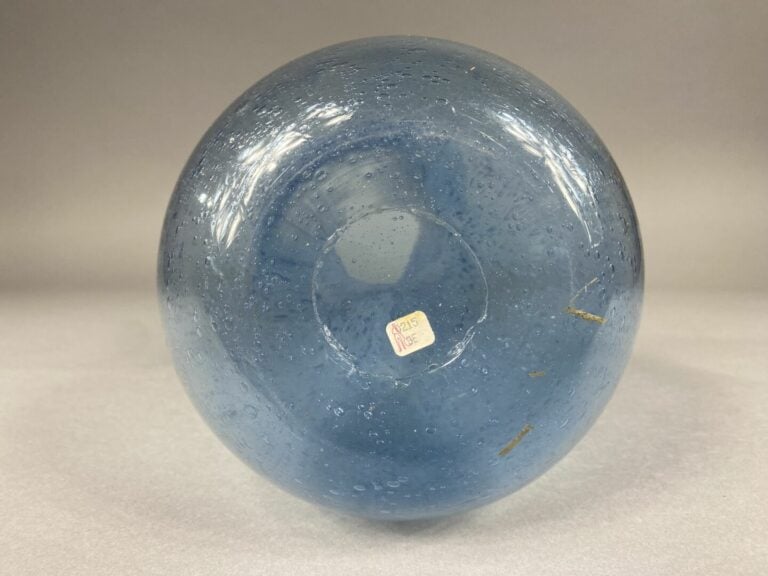 BIOT - Vase à col long et étroit légèrement évasé en verre bullé de couleur ble…