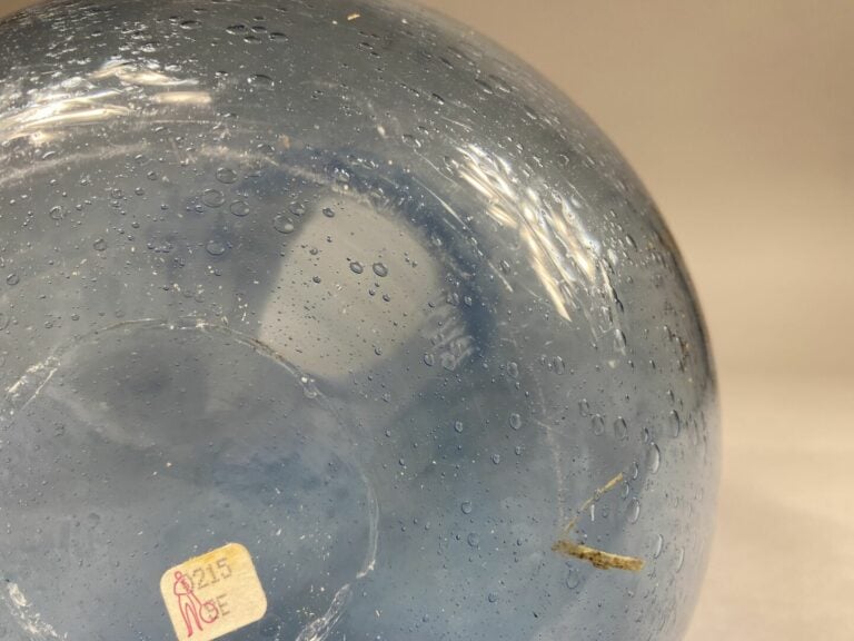BIOT - Vase à col long et étroit légèrement évasé en verre bullé de couleur ble…