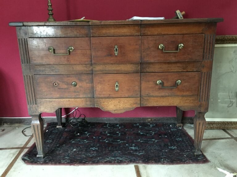 Commode en bois naturel, façade à ressaut, ouvrant par deux tiroirs, montants c…