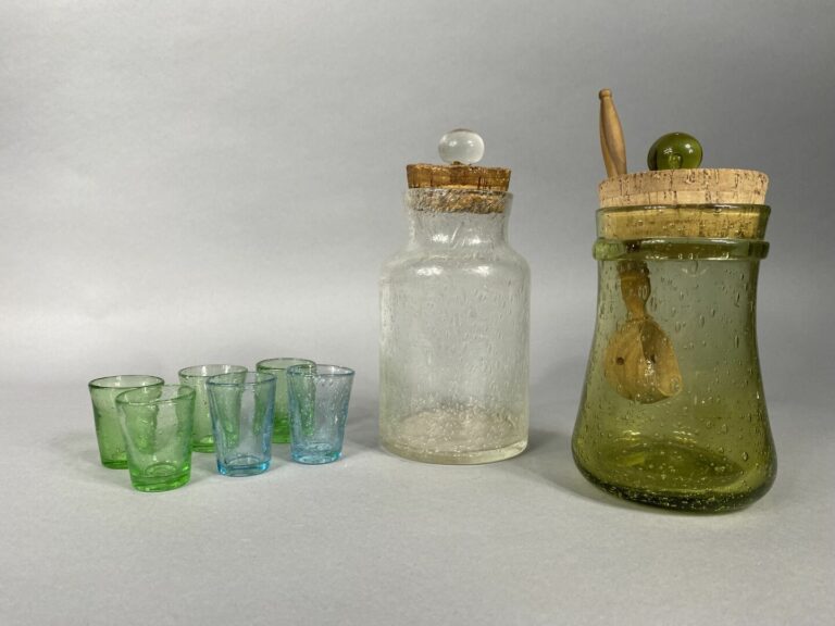 BIOT - Ensemble de verrerrie comprenant un pot à olives en verre bullé de coule…