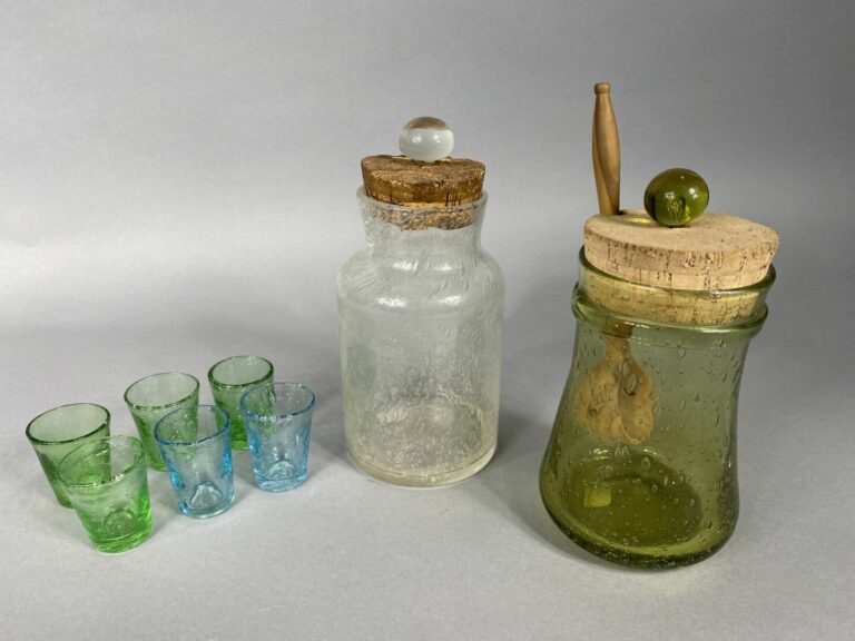 BIOT - Ensemble de verrerrie comprenant un pot à olives en verre bullé de coule…