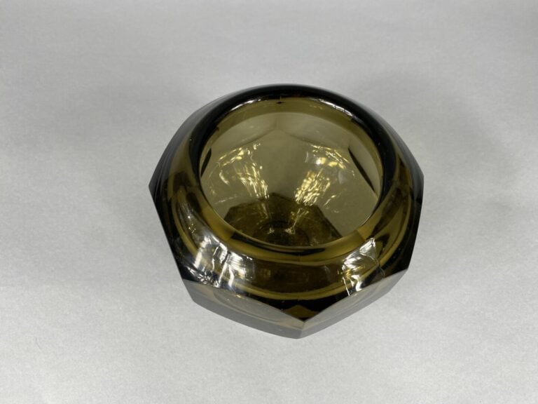 MULLER Frères - Coupe sur pied en verre fumé taillé à pans - Signée - H : 12.5…
