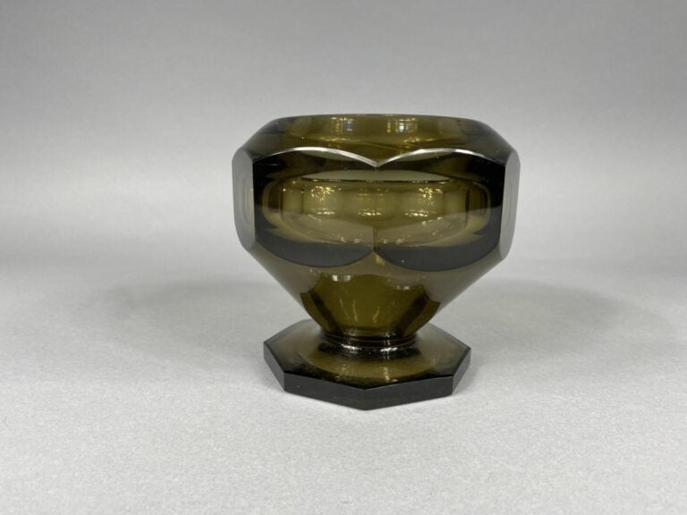 MULLER Frères - Coupe sur pied en verre fumé taillé à pans - Signée - H : 12.5…