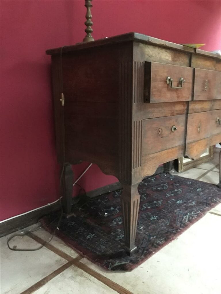 Commode en bois naturel, façade à ressaut, ouvrant par deux tiroirs, montants c…