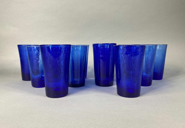 BIOT - Ensemble de douze verres à eau en verre bullé coloré bleu - H : 13 cm -…