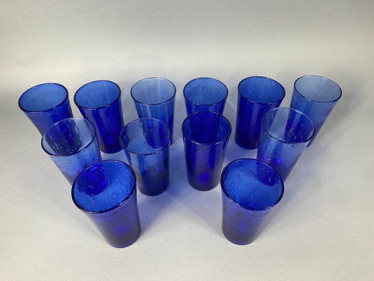 BIOT - Ensemble de douze verres à eau en verre bullé coloré bleu - H : 13 cm -…