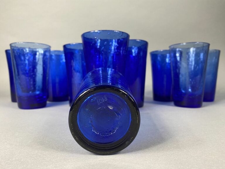 BIOT - Ensemble de douze verres à eau en verre bullé coloré bleu - H : 13 cm -…
