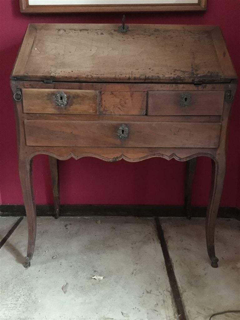 Regroupé lot 165 Secrétaire dos d'âne en bois naturel, trois tiroirs dont deux…