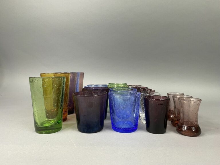 BIOT - Partie de service de verres en verre bullé, divers formats et coloris, c…