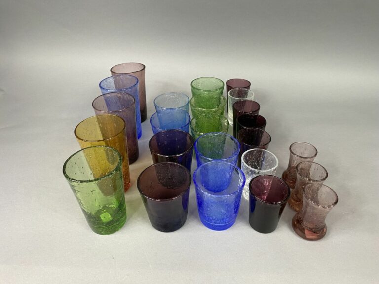 BIOT - Partie de service de verres en verre bullé, divers formats et coloris, c…