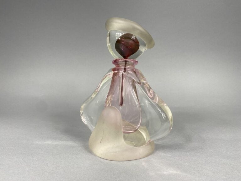 Jean-Claude NOVARO (1943-2015) - Flacon en verre coloré rose - Signé et daté 19…