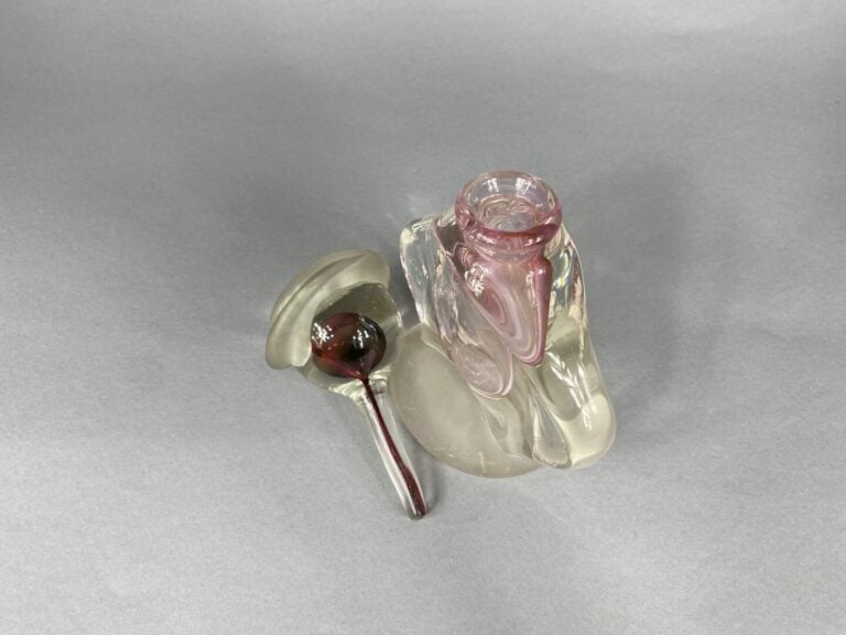 Jean-Claude NOVARO (1943-2015) - Flacon en verre coloré rose - Signé et daté 19…