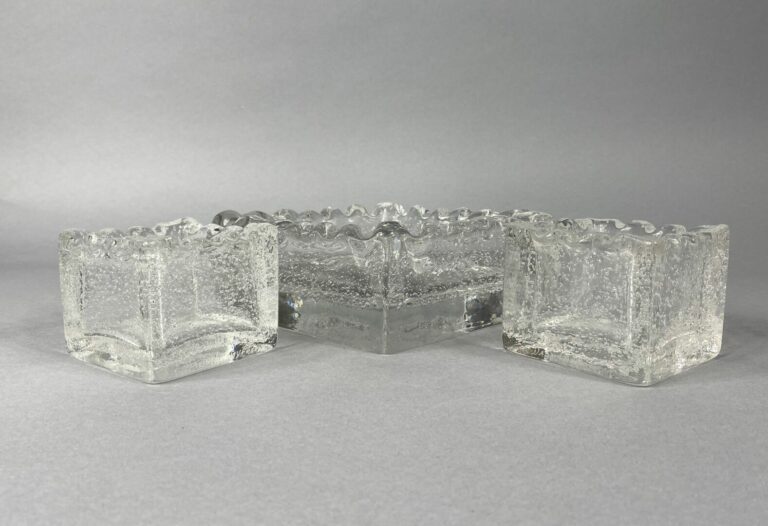 DAUM Nancy - Ensemble de trois cendriers en verre transparent bullé de forme ca…