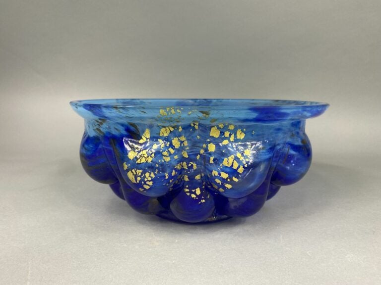 DAUM et MAJORELLE - Coupe en verre soufflé marmoréen bleu à inclusions métalliq…