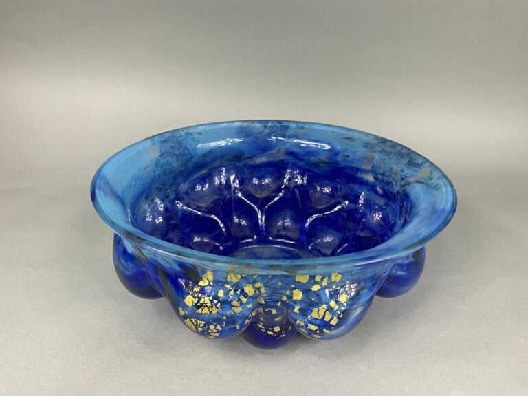 DAUM et MAJORELLE - Coupe en verre soufflé marmoréen bleu à inclusions métalliq…