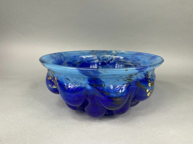 DAUM et MAJORELLE - Coupe en verre soufflé marmoréen bleu à inclusions métalliq…