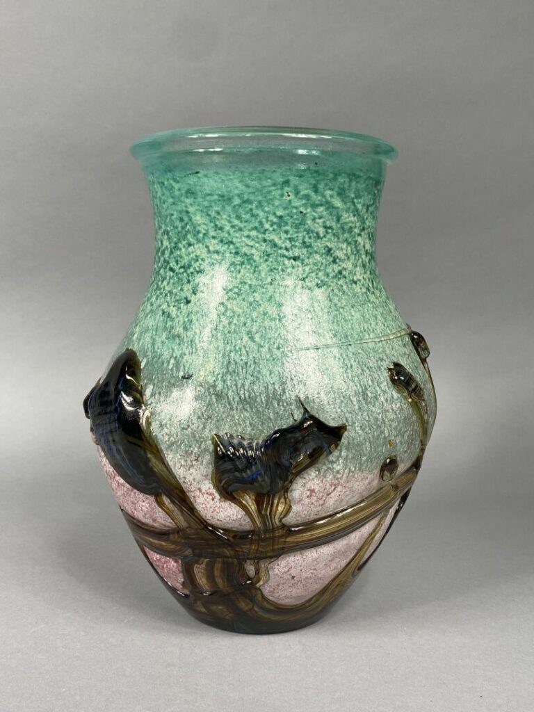 Jean-Claude NOVARO (1945-2015) - Vase à panse renflée en verre soufflé moucheté…