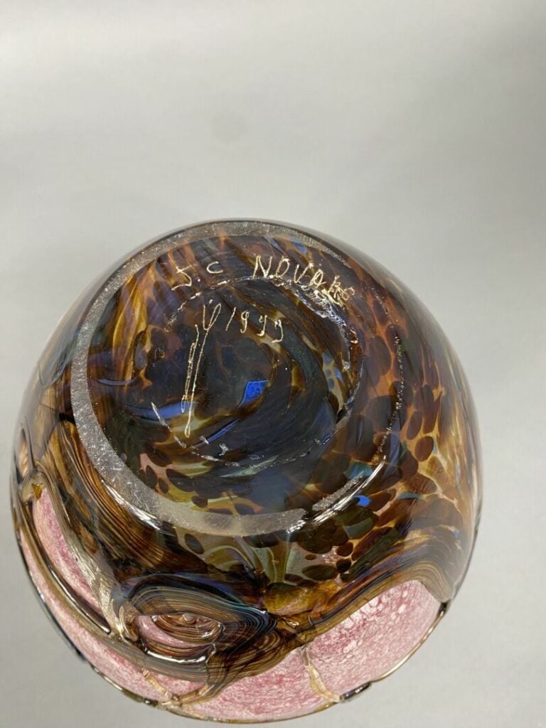 Jean-Claude NOVARO (1945-2015) - Vase à panse renflée en verre soufflé moucheté…