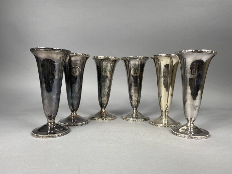 WISKEMANN - Ensemble de six vases de table en métal argenté de forme tulipe gra…