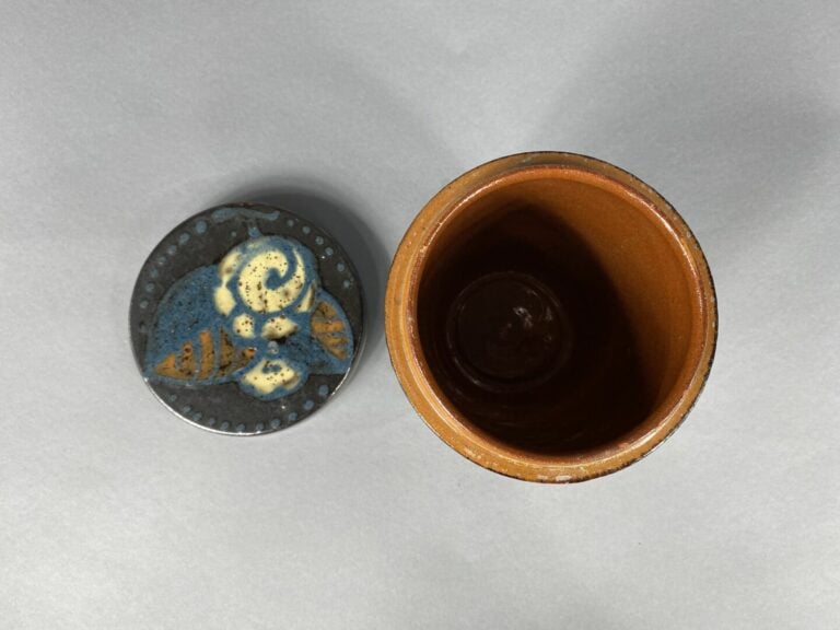 Paul JACQUET, Annecy - Pot couvert en terre cuite émaillée à décor de motif flo…