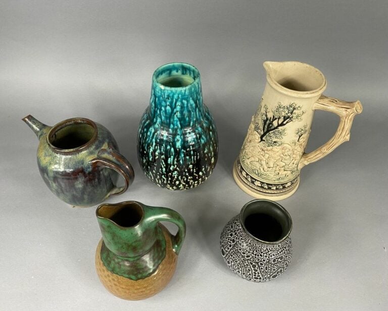Ensemble de cinq grès émaillés comprenant un vase signé ACCOLAY, un pichet, une…