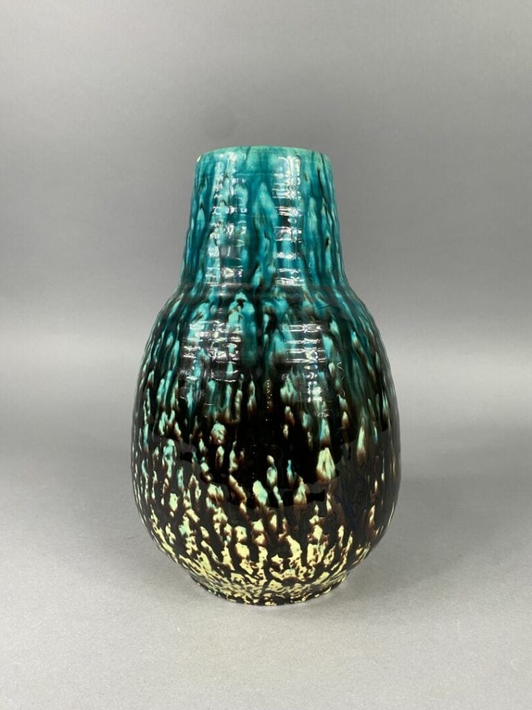 Ensemble de cinq grès émaillés comprenant un vase signé ACCOLAY, un pichet, une…
