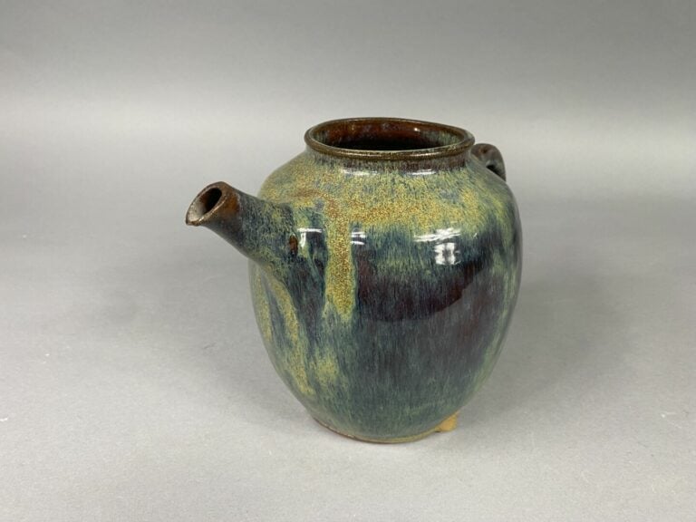 Ensemble de cinq grès émaillés comprenant un vase signé ACCOLAY, un pichet, une…