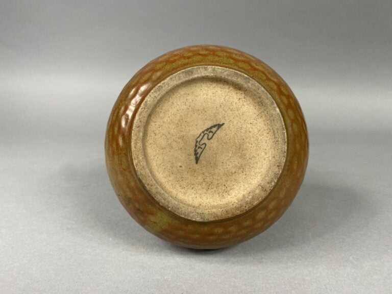 Ensemble de cinq grès émaillés comprenant un vase signé ACCOLAY, un pichet, une…
