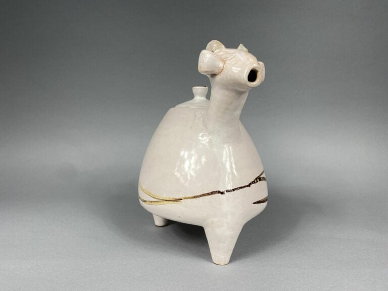 VALLAURIS ? - Chèvre en faïence émaillée blanche formant théière - 25 x 26 cm (…