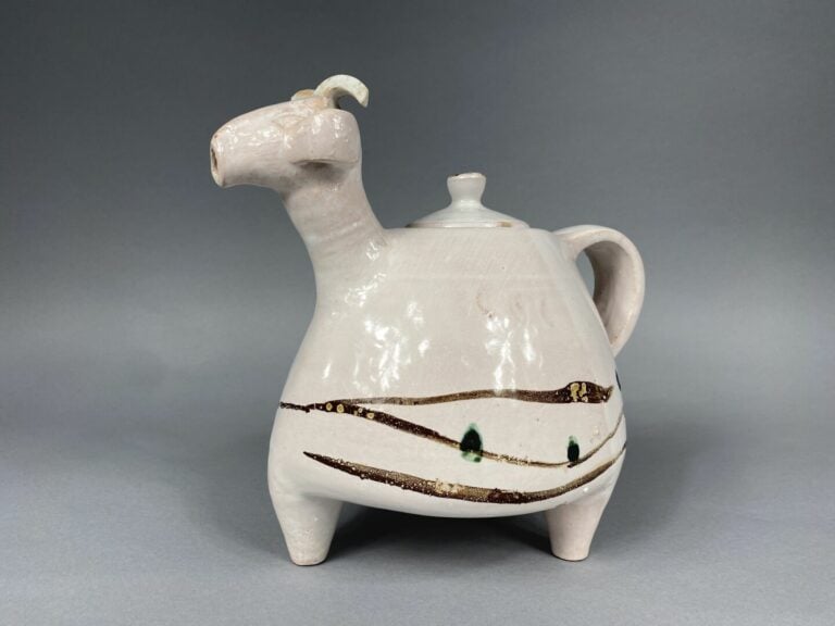 VALLAURIS ? - Chèvre en faïence émaillée blanche formant théière - 25 x 26 cm (…