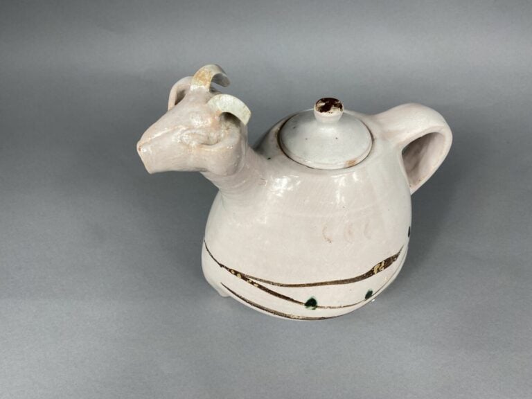 VALLAURIS ? - Chèvre en faïence émaillée blanche formant théière - 25 x 26 cm (…