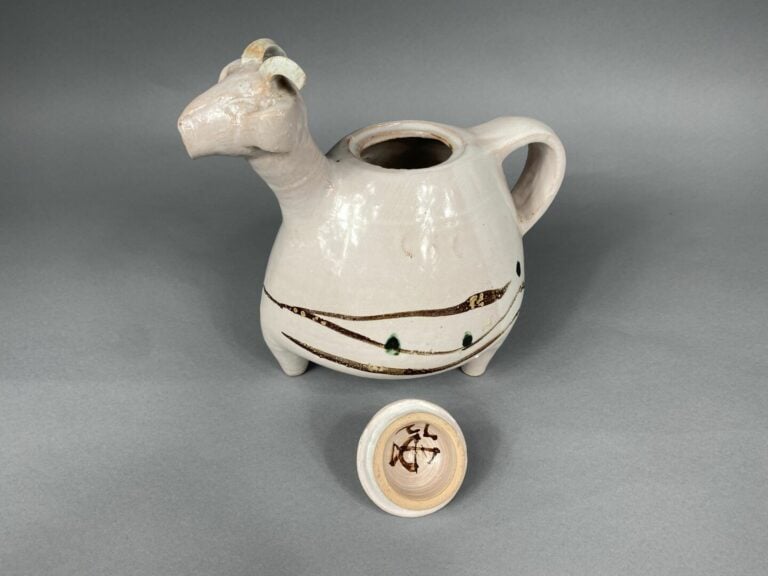 VALLAURIS ? - Chèvre en faïence émaillée blanche formant théière - 25 x 26 cm (…
