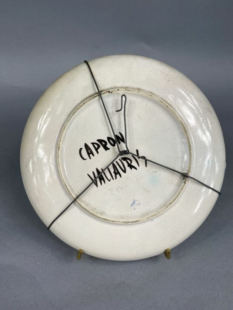Roger CAPRON (1922-2006) et VALLAURIS - Assiette en faïence à décor émailé de c…
