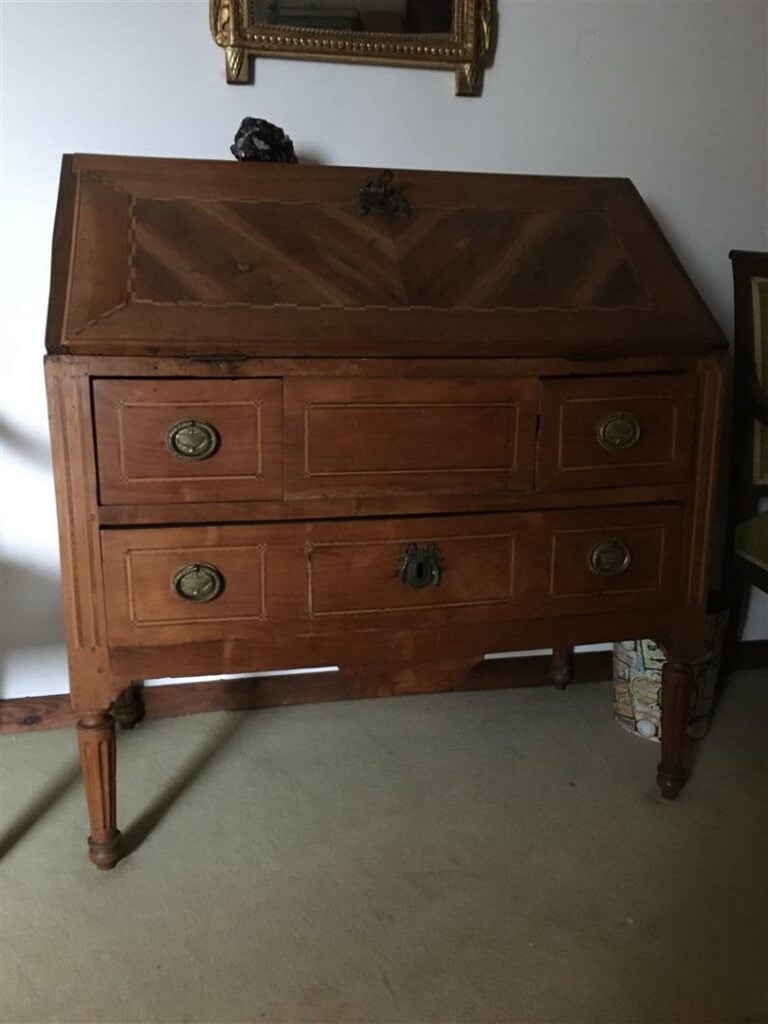 Commode-scriban en bois naturel décoré de filets à damiers, le plateau plaqué e…