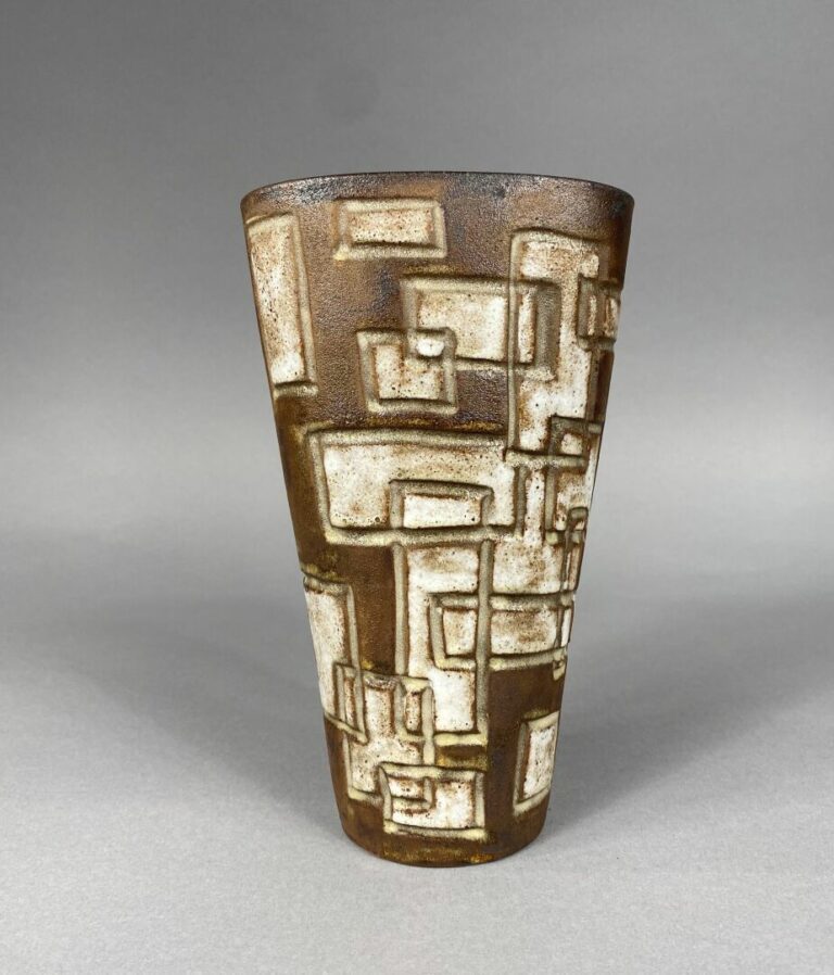 KOSTANDA & VALLAURIS - Vase de forme évasée en grès émaillé à décor de motifs g…