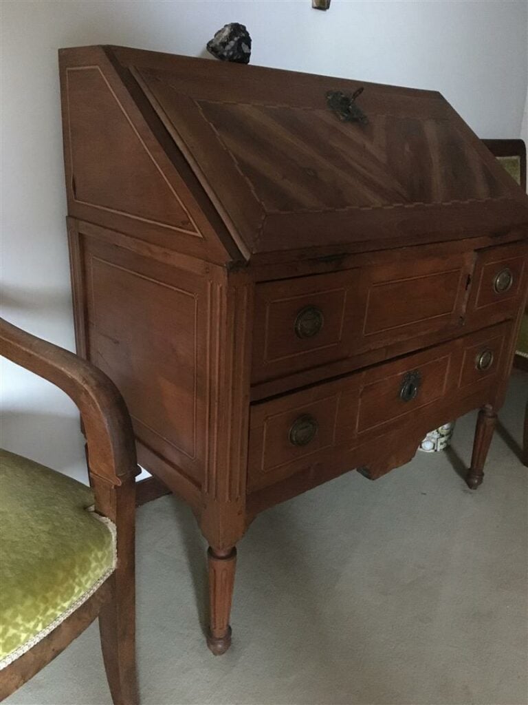 Commode-scriban en bois naturel décoré de filets à damiers, le plateau plaqué e…