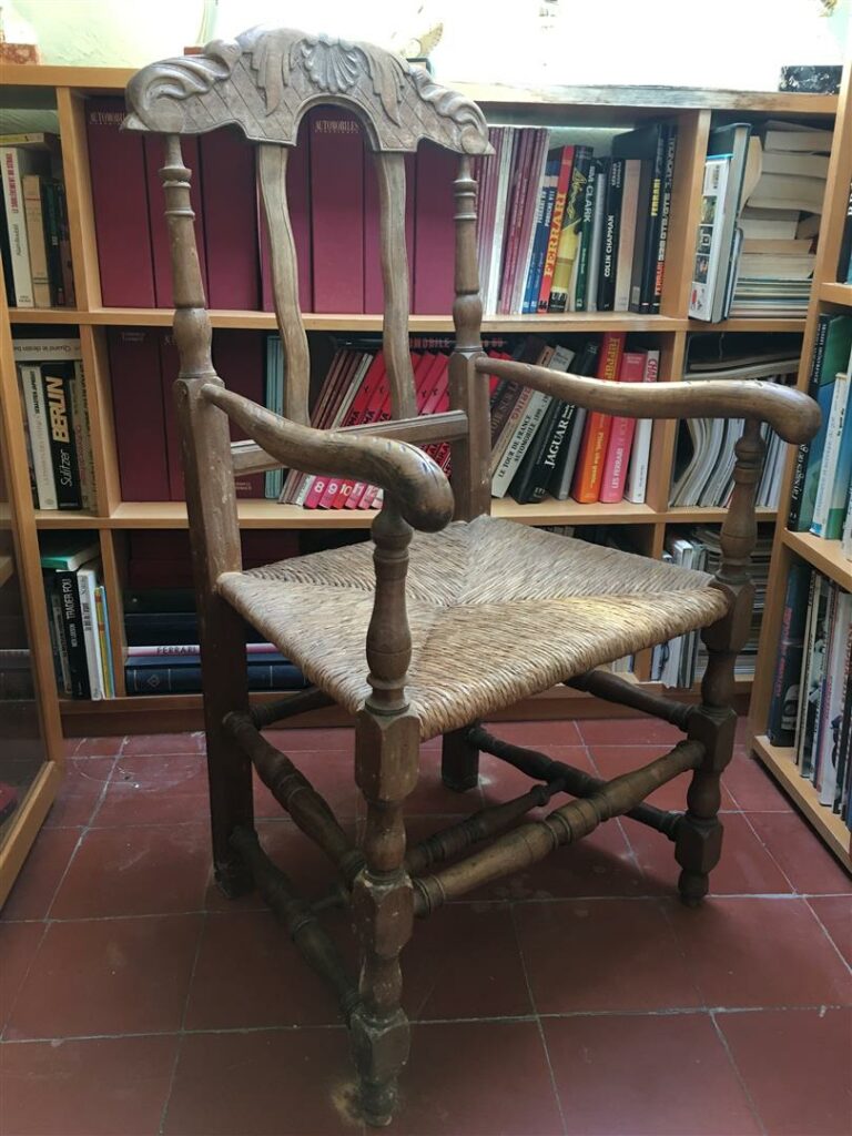 REGROUPE Paire de fauteuils bonne femme en bois naturel, assise paillée, entret…