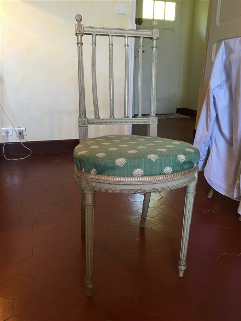Deux chaises en bois laqué blanc, dossier à barrette, style Louis XVI. - On y a…