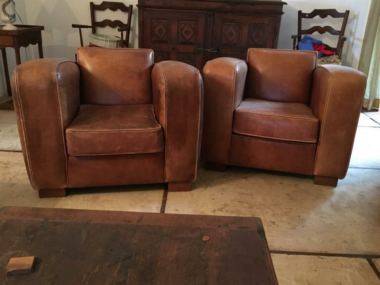 Paire de fauteuils club en cuir.
