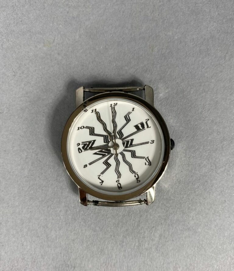D'après Raymond HAINS (1926-2005) - Montre bracelet "Echelle optométrique", boî…