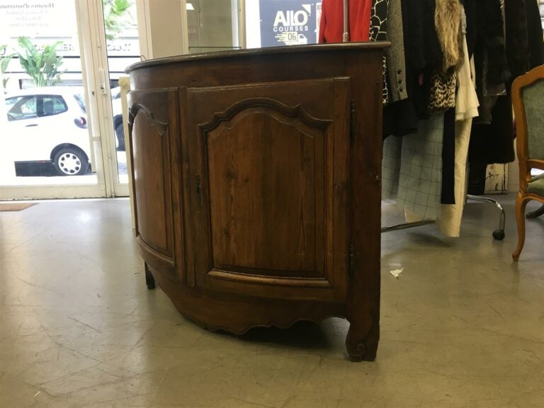 Encoignure à façade arrondie en chêne mouluré, ouvrant par deux portes en façad…