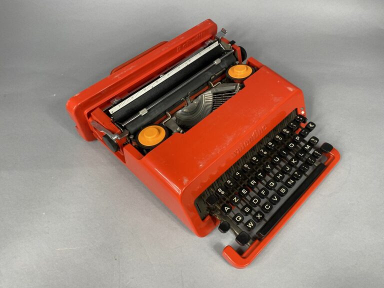 Ettore SOTTSASS (1917-2007) pour OLIVETTI - Machine à écrire modèle "Valentine"…