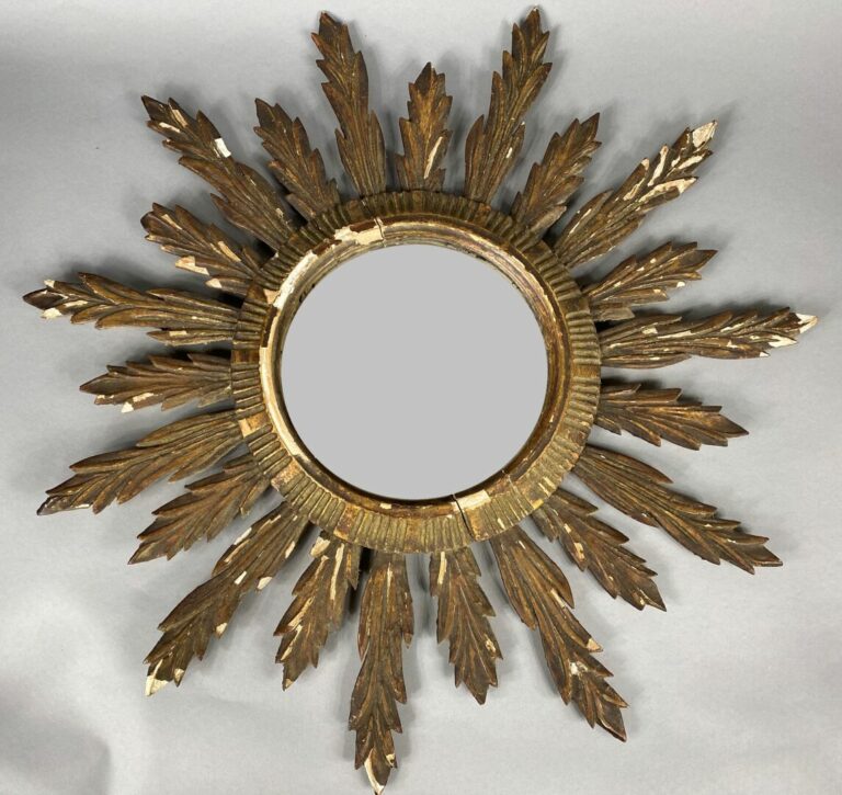 Miroir de forme soleil en bois sculpté à décor de feuillages - Diam : 71 cm - (…