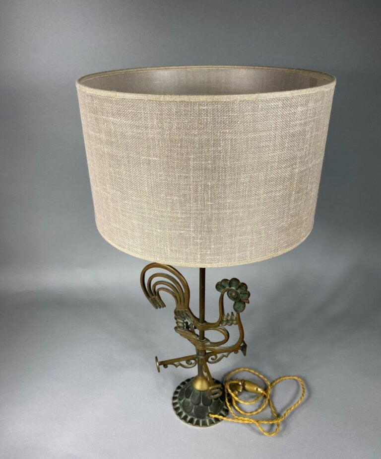 Max LE VERRIER (1891-1973) - Lampe de table en bronze patiné en forme de giroue…