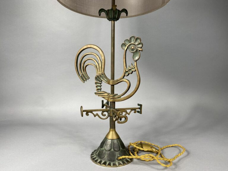 Max LE VERRIER (1891-1973) - Lampe de table en bronze patiné en forme de giroue…