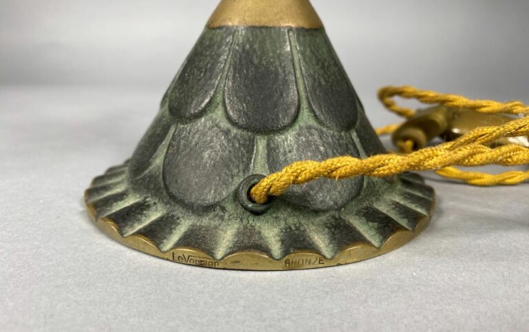Max LE VERRIER (1891-1973) - Lampe de table en bronze patiné en forme de giroue…