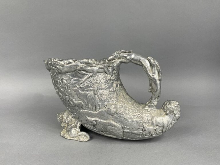 Arthur COURT (1928-2015) - Corne d'abondance en alliage argenté à décor de cerv…